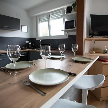 Cosy Et Lumineux Bike Parking *